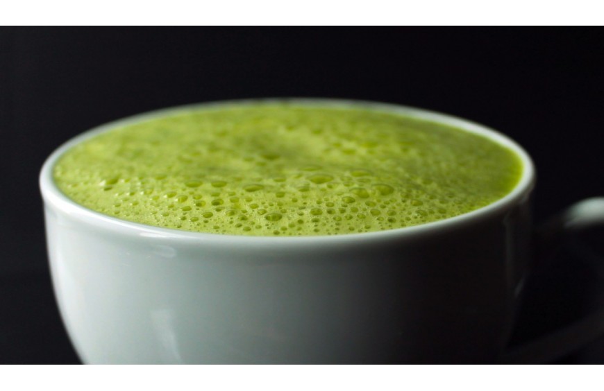 Batidor de bambú para hacer té matcha té matcha verde en polvo en un bol